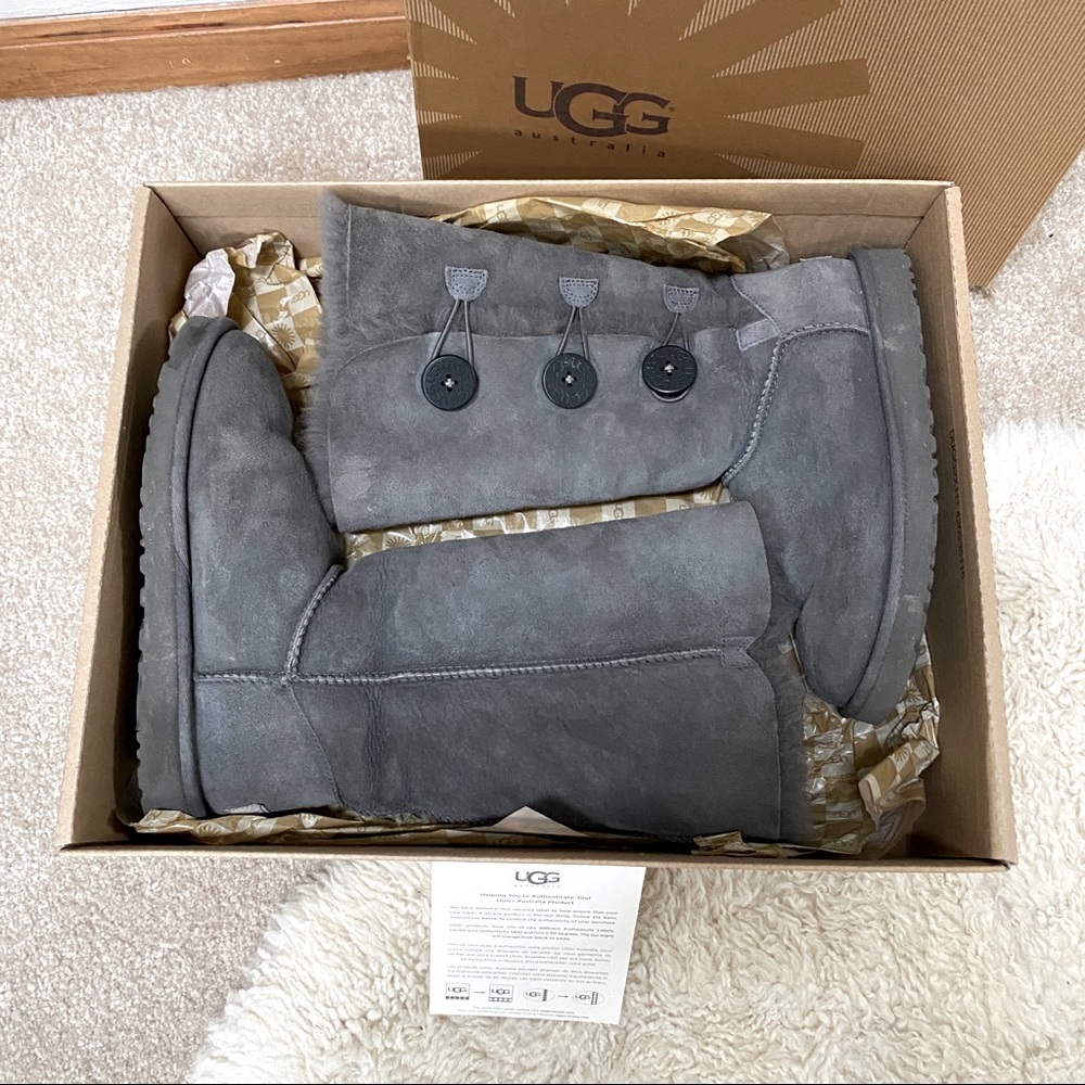 UGG Bailey Button Triplet II Boot in Grey Suede shearling women's size 7